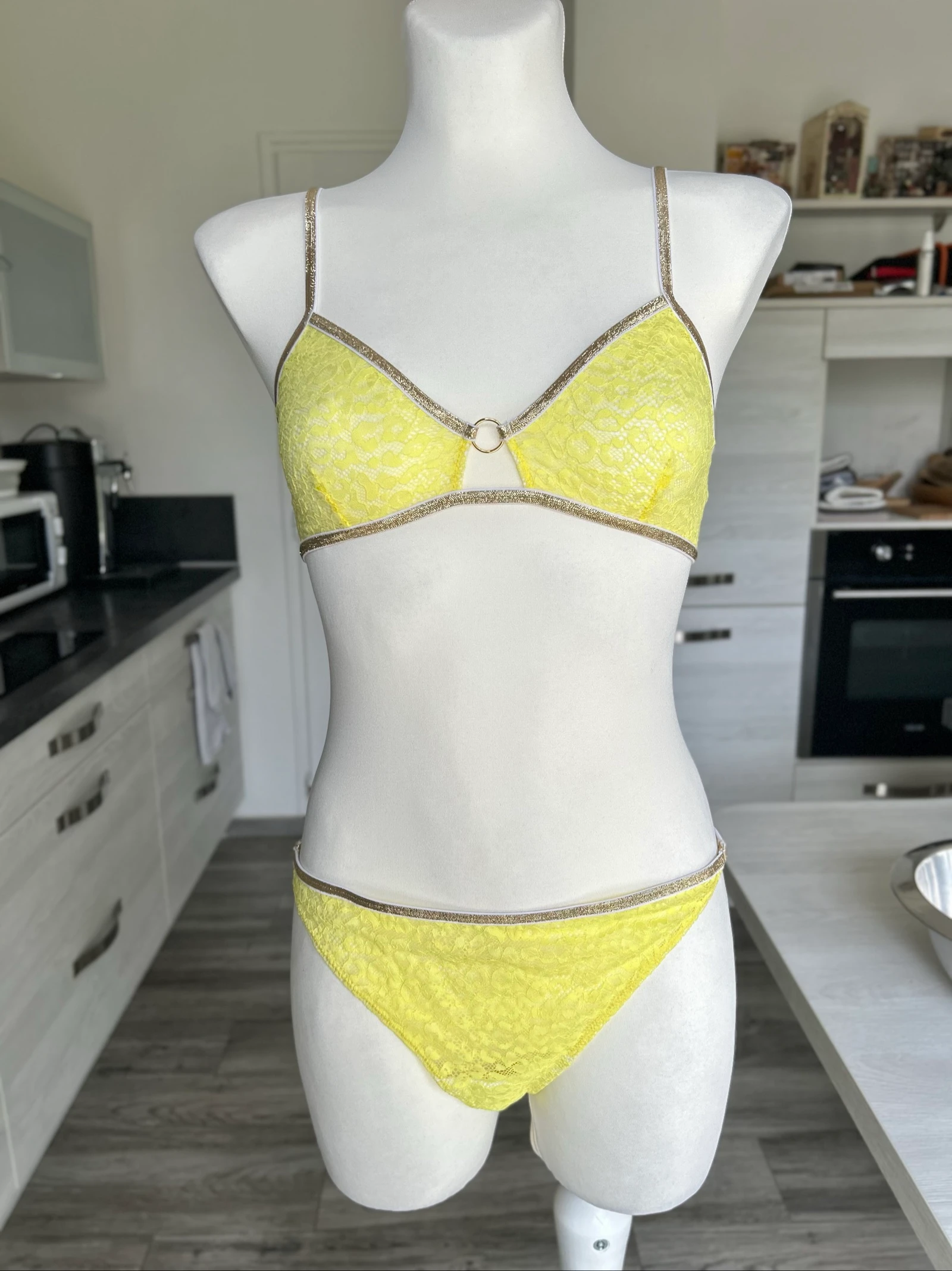 Ensemble lingerie brassière et tanga jaune et doré en polyamide La Nouvelle